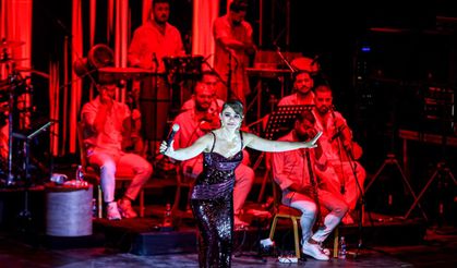 Derya Bedavacı performansıyla Bursa’yı mest etti
