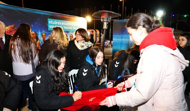 Nilüfer Belediyespor Voleybol Takımı Taraftarla Buluştu