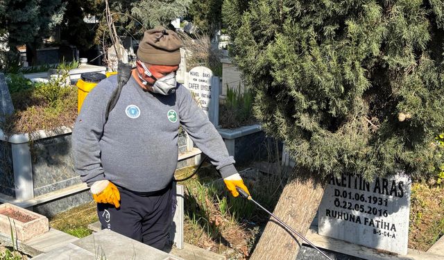 Bursa’da Bayram Öncesi Mezarlıklar Temizleniyor