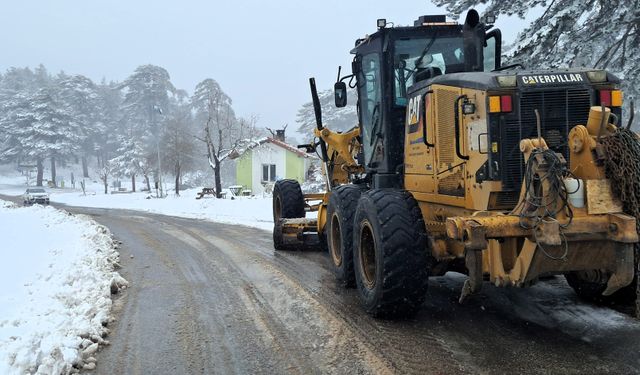 Bursa’da Kar Mesaisi Aralıksız Sürüyor
