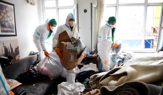 Osmangazi’de Çöp Ev Temizlenerek Sağlık Riski Giderildi