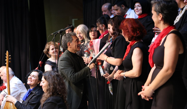 Gemlik’te 8 Mart’a Özel Türkü Gecesi Düzenlendi