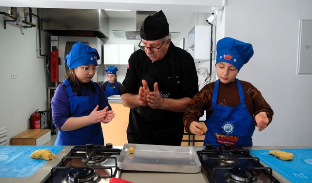 İftar Sofrası İçin Mutfağa Giren Minikler Tatlı Yaptı