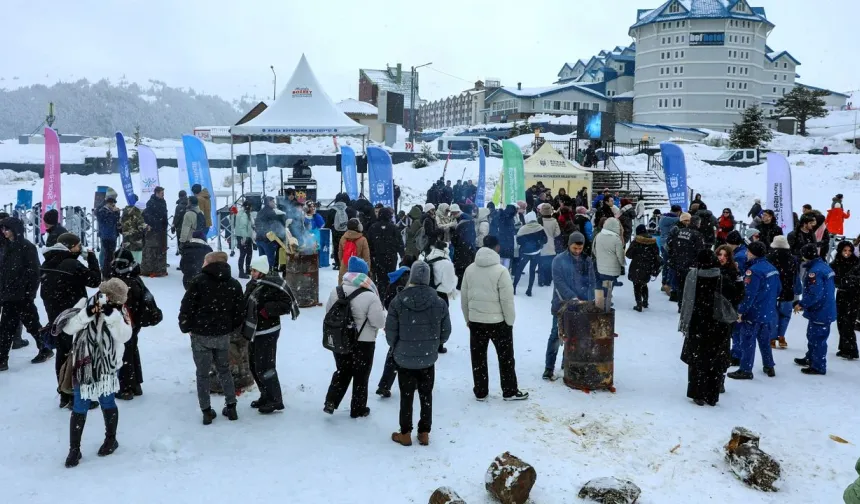 Uludağ’da Gençler Kışın Tadını Çıkardı