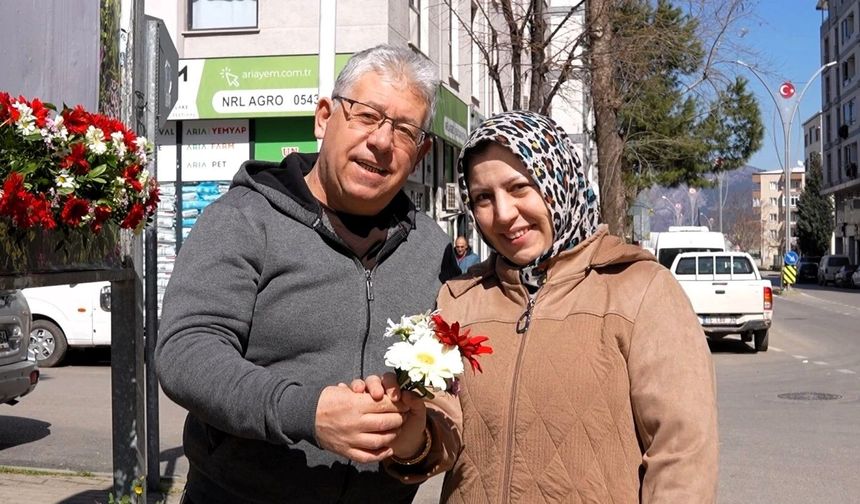 Kestel’de 8 Mart’ta Kadınlara Çiçekli Sürpriz